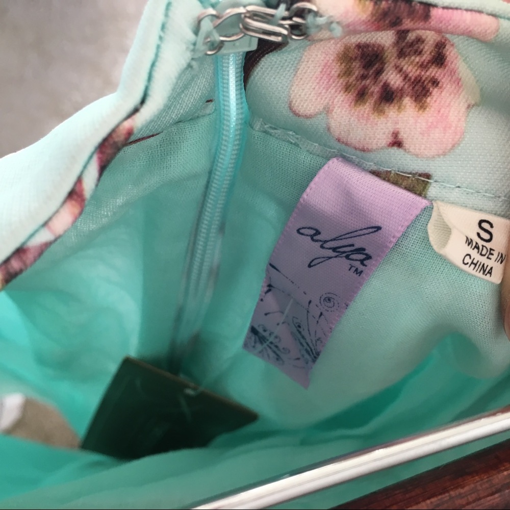 DONATED NWT 🌸🌸 Francesca’s midi floral skirt - Picture 6 of 8